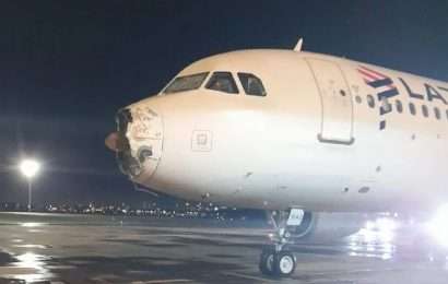 Terror en un avión de Latam que sufrió graves destrozos por una tormenta