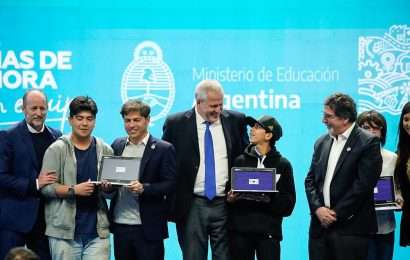Perczyk y Kicillof entregaron netbooks del programa Conectar Igualdad en Lomas de Zamora