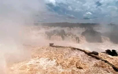 Cataratas del Iguazú: el intenso caudal arrasó con parte de las pasarelas