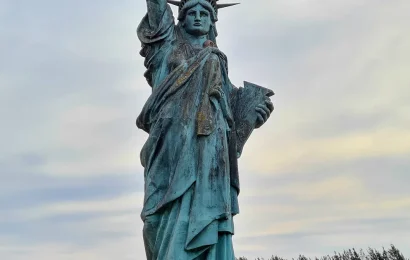 El misterio de la Estatua de la Libertad escondida en un campo del conurbano bonaerense