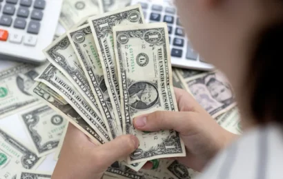 Dólar hoy: el blue recorta la caída y se vende a $474