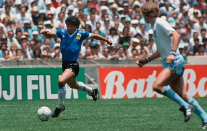 Subastan la pelota con la que Maradona hizo «la mano de Dios» y «el gol del siglo»