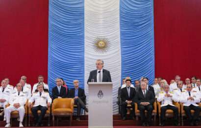 El Presidente encabezó la ceremonia de egreso conjunto de oficiales de las Fuerzas Armadas