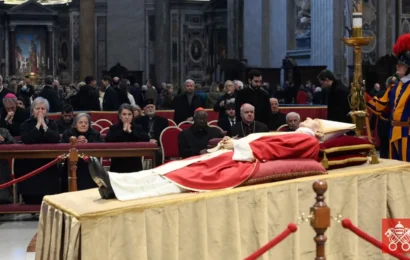 Así será el funeral en el que Francisco despedirá Benedicto XVI