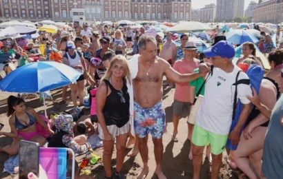 Daniel Scioli con la gente en la playa de Mar del Plata