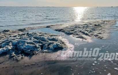 Las costas del Lago Epecuén amanecieron cubiertas de sal