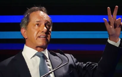 Scioli se muestra con una referente de La Cámpora