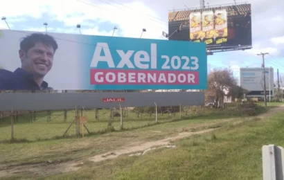 Ya hay cartelería con la leyenda «Axel Gobernador 2023»