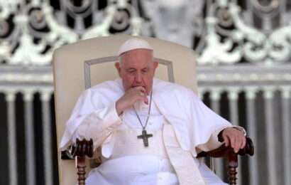 El papa Francisco no leyó un discurso y lo atribuyó a sus problemas respiratorios