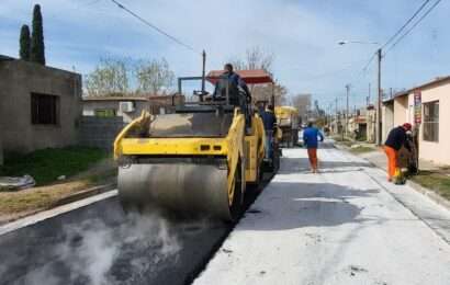 El asfalto llegó a barrio Mudynda, sigue en Ramos y Evita