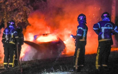 Murió un bombero que extinguía el incendio de un auto provocado por manifestantes