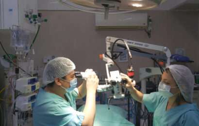 Extirpan tumor en cráneo con microscopio de vanguardia en hospital público