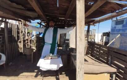 El padre Gustavo ofició la misa en el basural local