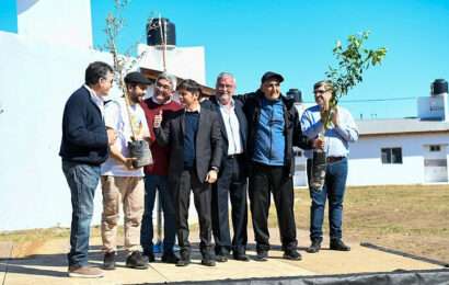 Kicillof y Rodríguez entregaron árboles frutales en Bragado