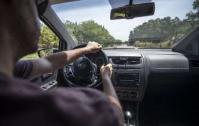 ¿Cuál es el nuevo requisito para que los jóvenes saquen su licencia de conducir?