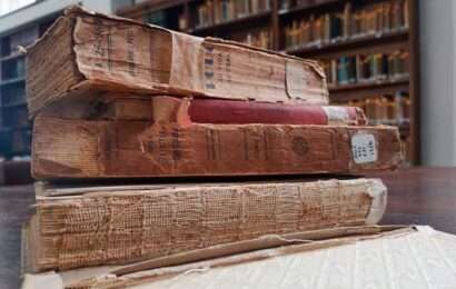 Taller de reparación de libros en la Biblioteca Central de la Provincia