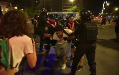 Segunda noche de cacerolazos en todo el país contra el DNU, con detenidos en Córdoba