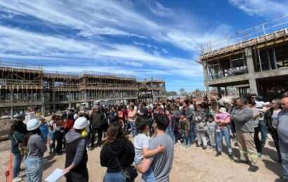 Anuncian 150 despidos y la paralización de la construcción de 208 viviendas en Castelli