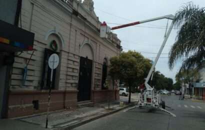 Retiran las partes flojas de las molduras del Municipio.