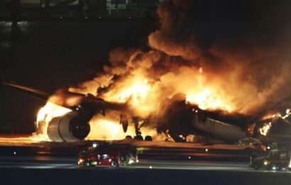 Tokio: cinco muertos tras choque de avión con aeronave militar en el aeropuerto
