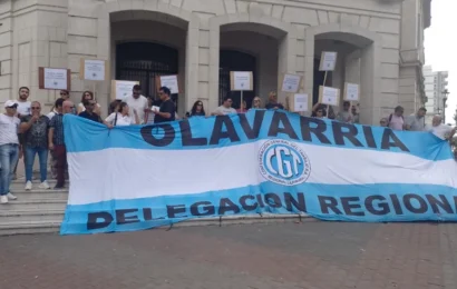 Axel Kicillof llegó a Olavarría en medio de una protesta de municipales