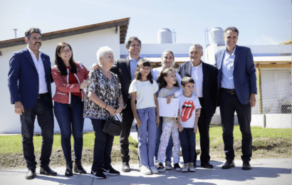 Kicillof entregó viviendas y recorrió obras de infraestructura urbana en Las Flores