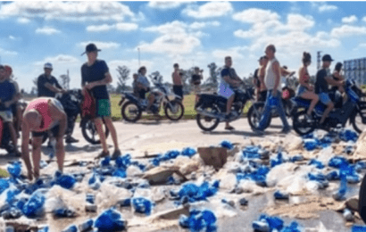 Volcó un camión que transportaba latas de cerveza sobre la autovía 6 y lo saquearon