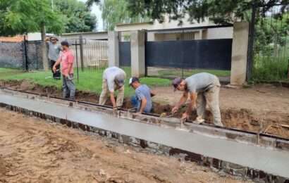 Construyen cordón cuneta en barrio La Loma