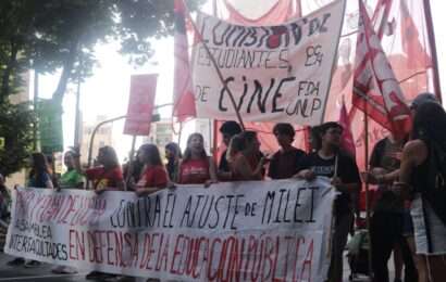 Estudiantes de la UNLP realizan un ruidazo “contra el plan de Milei”