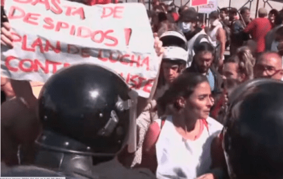 Denuncian represión y gases contra manifestantes