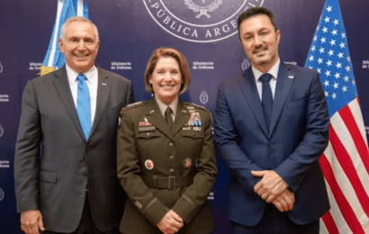 La jefa del Comando Sur de Estados Unidos abrió su gira en el país con una reunión con Petri