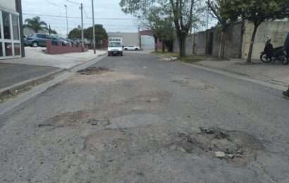 Vecinos reclaman por los pozos de calle Frías en barrio España