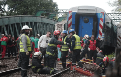 Trasladaron a 16 heridos y atienden a decenas de personas en el lugar