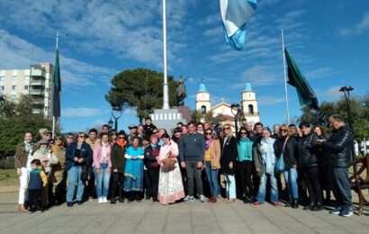 El Centro de Día entregó escarapelas en la Plaza San Martín