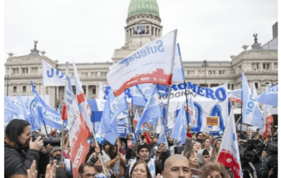 Docentes de todo el país vuelven al Congreso para reclamar el FONID