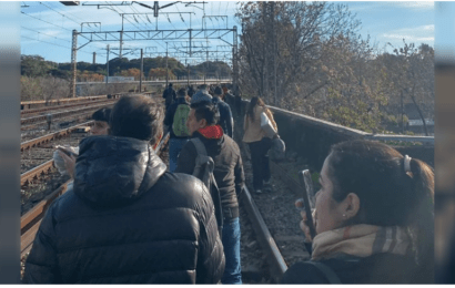 Fallas técnicas hicieron que pasajeros tuvieran que caminar por las vías