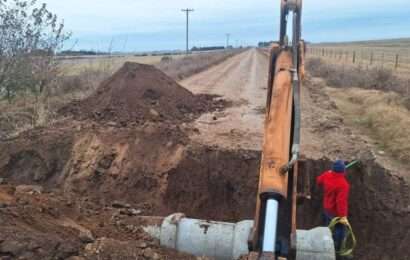 Mantenimiento de caminos rurales con recambio de tuberías de desagües