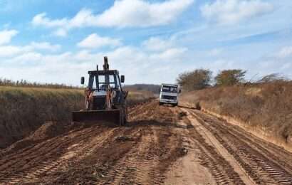 Realizan tareas de mantenimiento en los caminos rurales