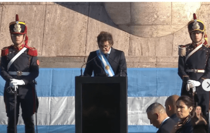 El presidente Javier Milei encabeza el acto por el Día de la Bandera en Rosario. Es una visita exprés, ya que emprende viaje a Europa en horas.