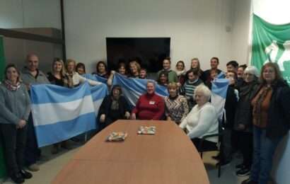 Mujeres de AFA entregó banderas de ceremonia a entidad de la ciudad