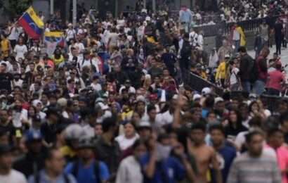 Violentos enfrentamientos entre policías y manifestantes en las calles de Caracas