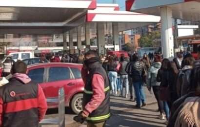 Una fila de más de 200 personas para ocupar un puesto en una estación de servicio