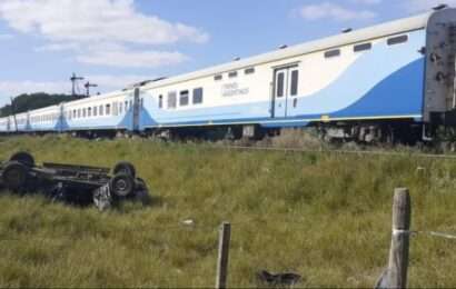 Un tren que salía de Mar del Plata embistió un auto: hay una persona muerta y otra herida