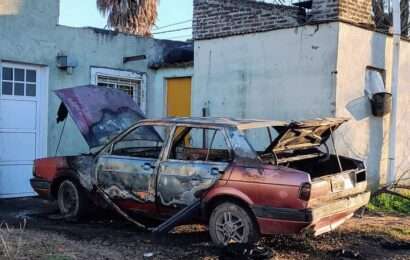 Incendio de auto en el barrio Santa Teresa