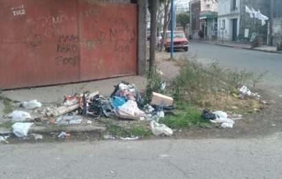 Juntadero de basura en la esquina de Lavalle y Colón