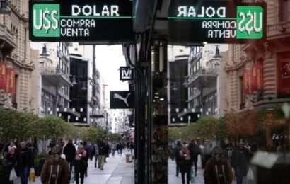 El dólar blue quebró los $1400, subió el riesgo país y cayeron bonos y acciones