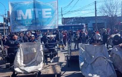 Movilización de cartoneros y recicladores en San Justo, en defensa de sus empleos