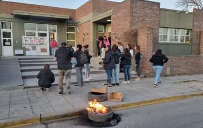 Estudiantes realizaron un reclamo frente a la Escuela “Nicolás Avellaneda“