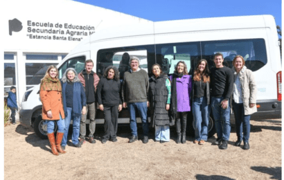 El MDA entregó dos minibuses a escuelas agrarias