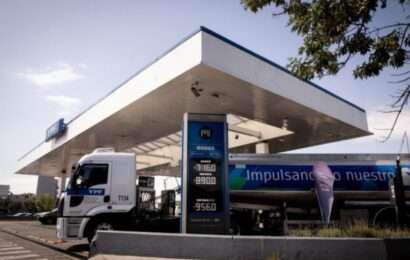 Los precios de los combustibles bajan un 3% a partir del martes próximo